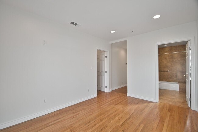 Building Photo - 2 Bed 2 Bath Home For Lease