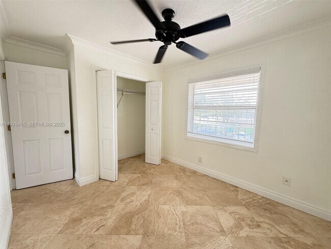 Building Photo - 422 Lakeside Dr