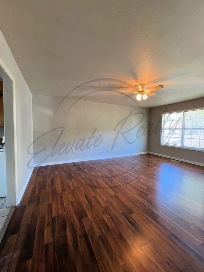 Building Photo - ON SPECIAL: Three Bedroom Ranch with Appli...