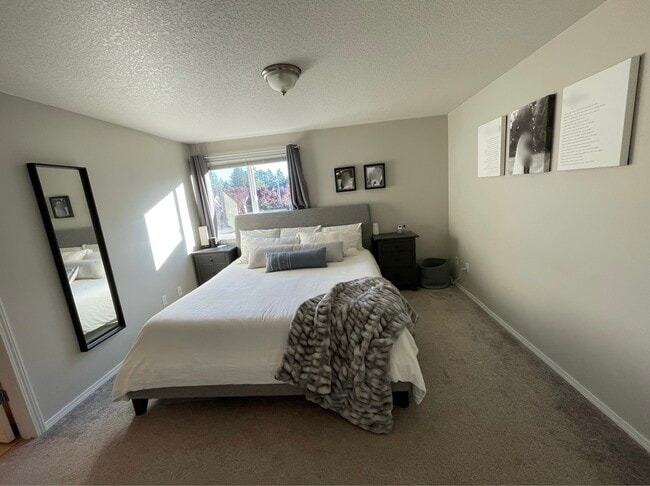 Building Photo - 527 Whitney Dr