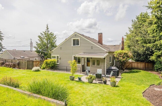 Building Photo - Snohomish Timeless Classic Rental Home