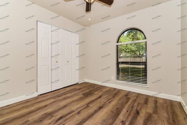 Building Photo - 5805 Ridgecove Dr