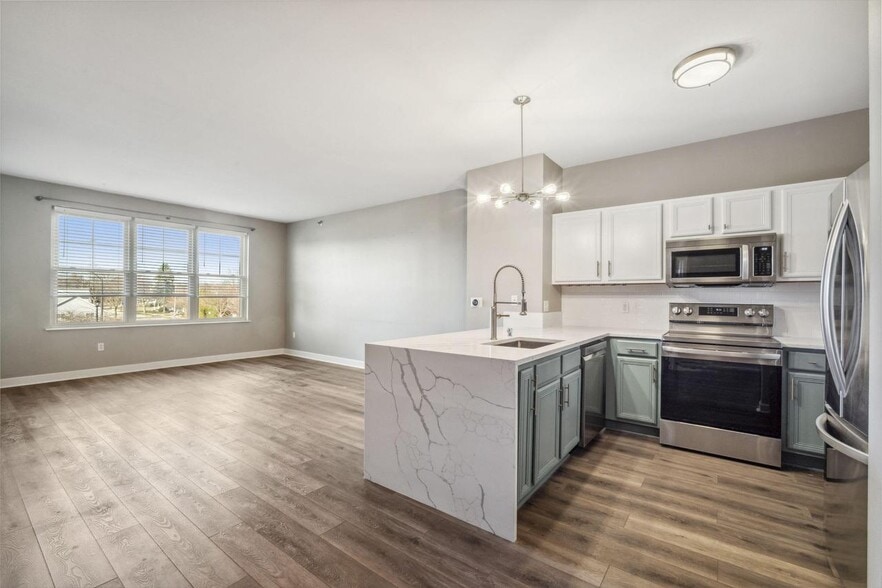 Building Photo - 4110 S Lake Dr