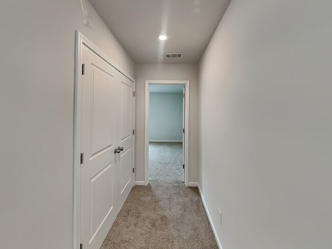 Building Photo - Lovely 3 Bedroom 2.5 Bath Home located in ...