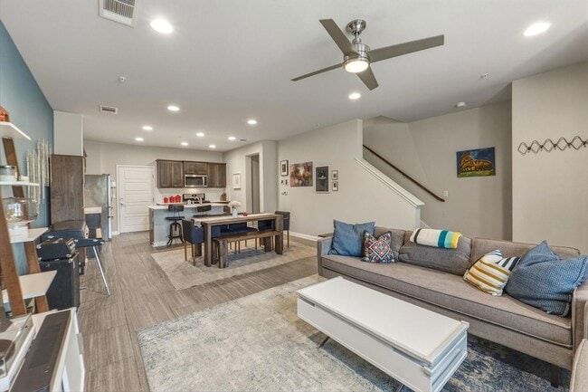 Building Photo - 6814 E Riverside Dr