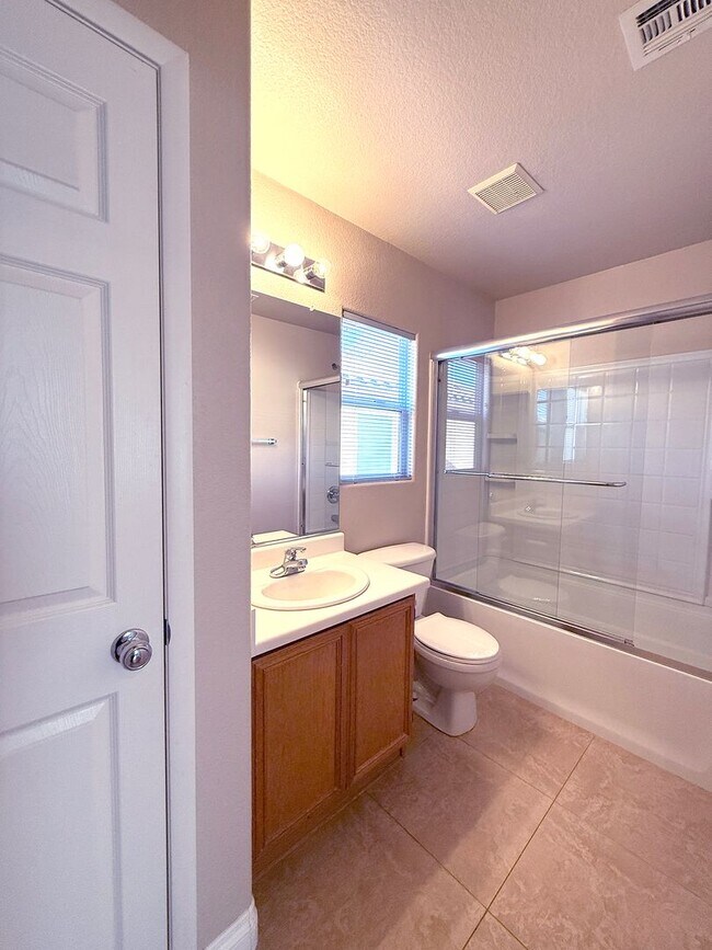 Building Photo - Great 3 bedroom home with open downstairs ...