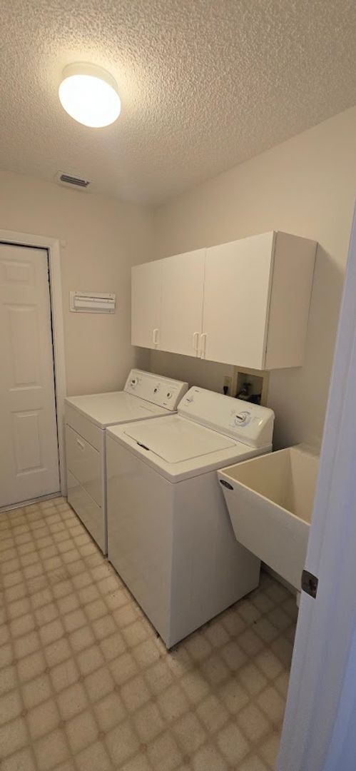 Building Photo - 3 Bed, 2 Bath, 2 Car garage.