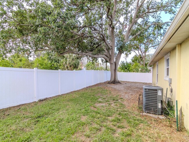 Building Photo - Charming 3-Bedroom, 2-Bathroom Home in South Tampa – Perfect Location!