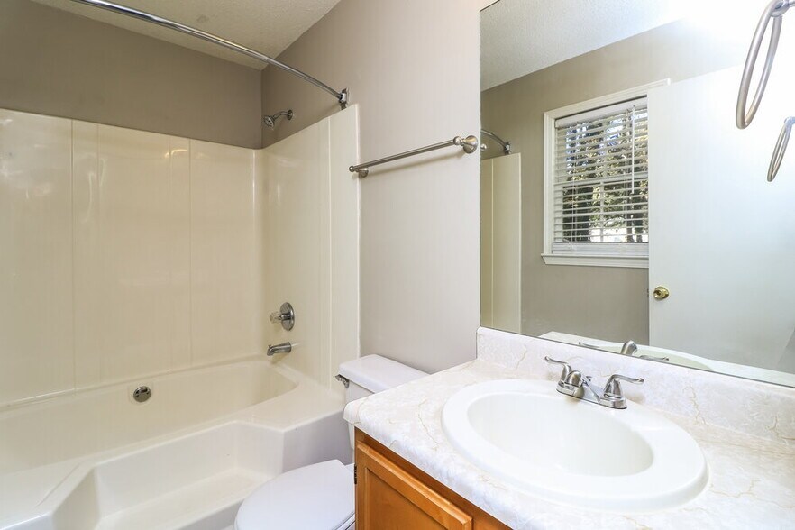 Building Photo - 222 Cove Rd