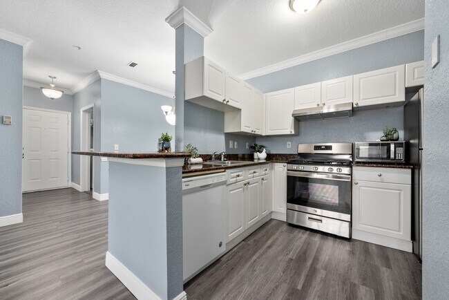 Building Photo - 2 Bedroom/2 Bath Condo with Garage and Pool view in Grand Reserve at Kirkman Parke