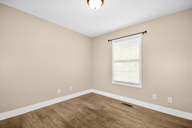 Building Photo - Pet Friendly Three Bedroom!