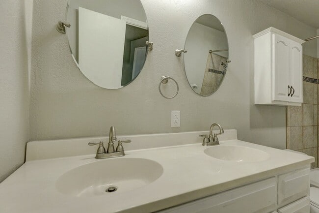 Building Photo - 3 bed 2 bath home in MWC