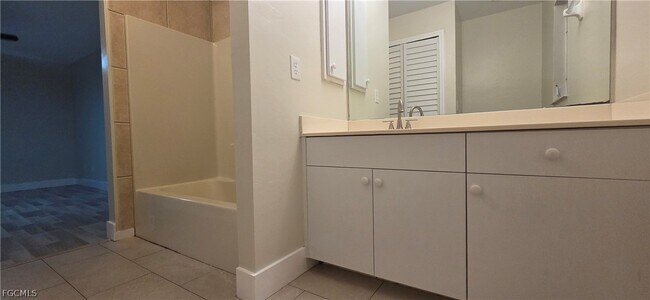 Building Photo - 1019 SE 12th Terrace