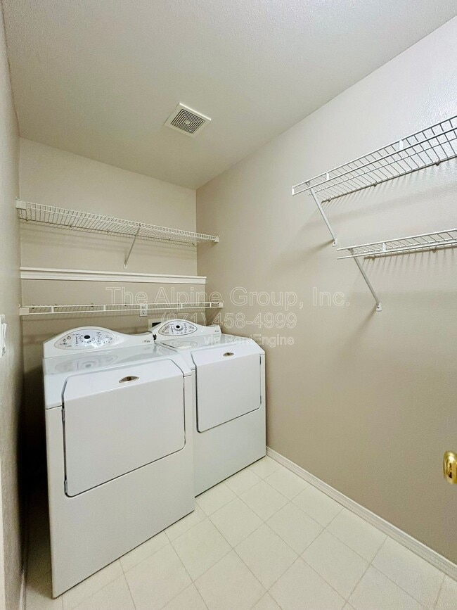 Building Photo - 10691 SW Celeste Ln