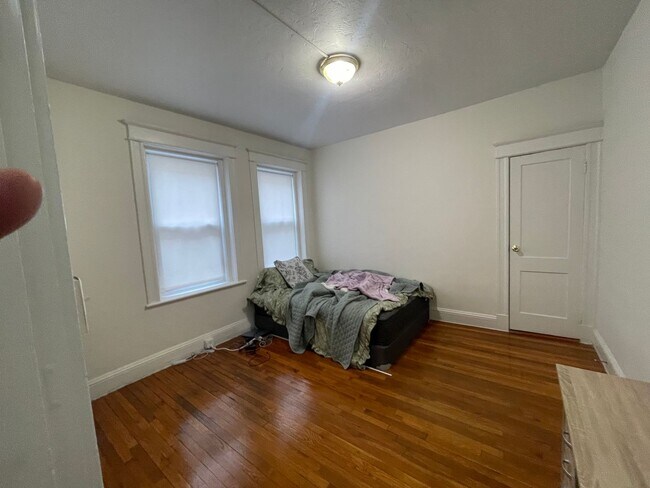 Building Photo - May 1 Awesome Studio with Huge bedroom and Separate Kitchen Close to T NO FEE