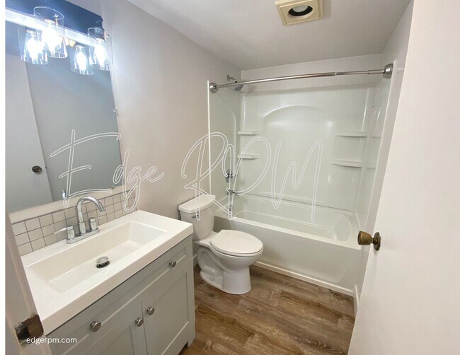 Building Photo - For Rent: Updated 2 Bedroom, 1.5 Bath Town...