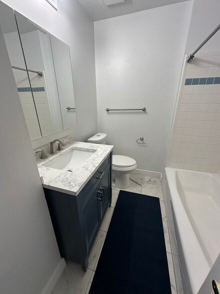 Building Photo - 1559 N Riverside Ave #10