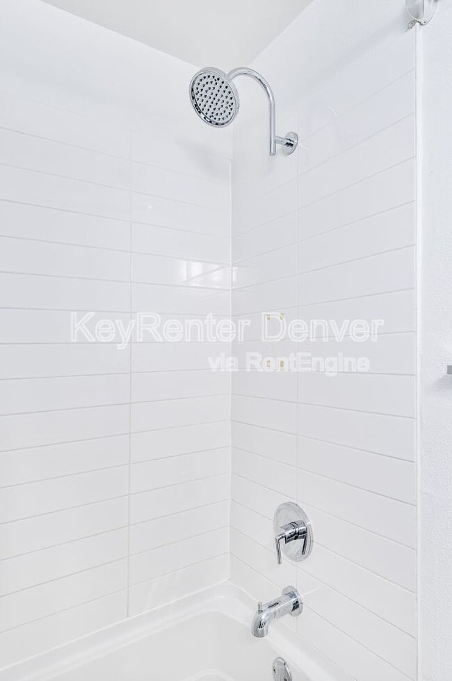 Building Photo - 2409 Tremont Pl
