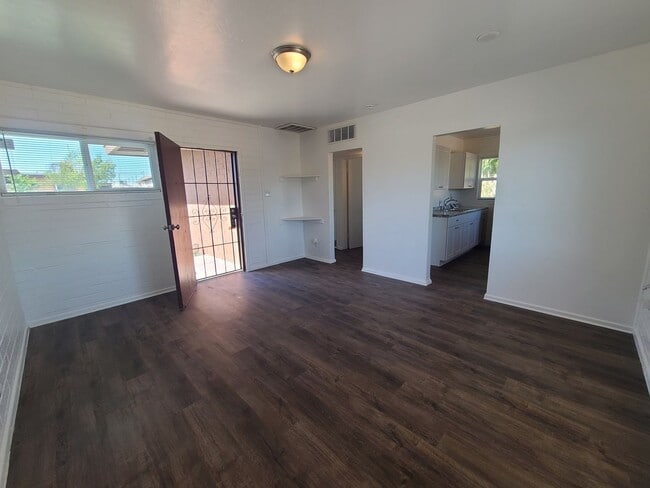Building Photo - 3049-3051 E Proctor Vista