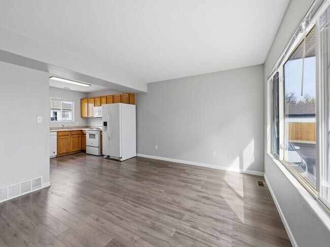 Building Photo - Spacious Townhome with Functional Layout