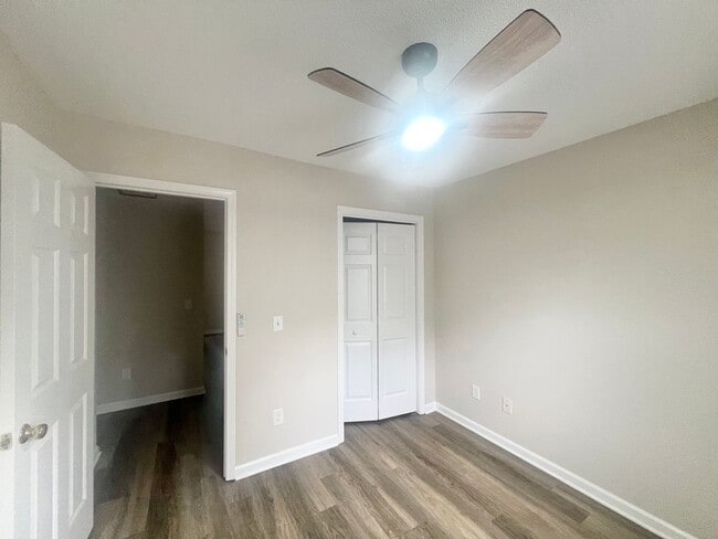 Building Photo - RENT SPECIAL! UPDATED MODERN UNIT! 3BR Clo...