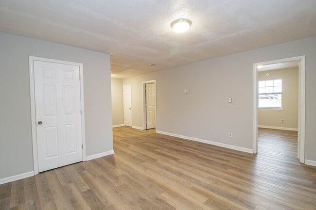 Building Photo - 404 -23 Thompsonville Lane