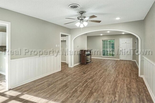 Building Photo - Charming home located in Ridglea North