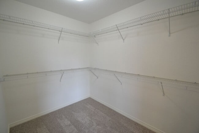 Building Photo - 5 Bed 3.5 Bath 3 Car Garage with AC