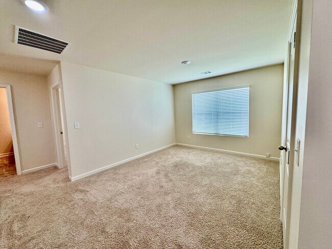 Building Photo - Beautiful 5 bedroom, 3 full bath home in D...