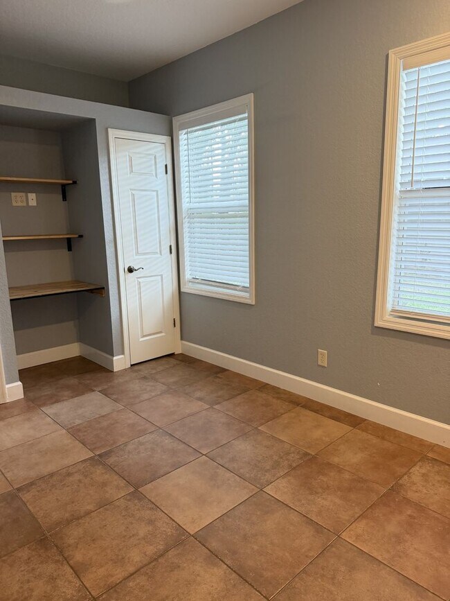Building Photo - Single Family Home