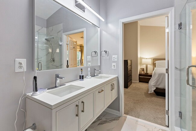 Building Photo - 2025 N Buchanan Ct