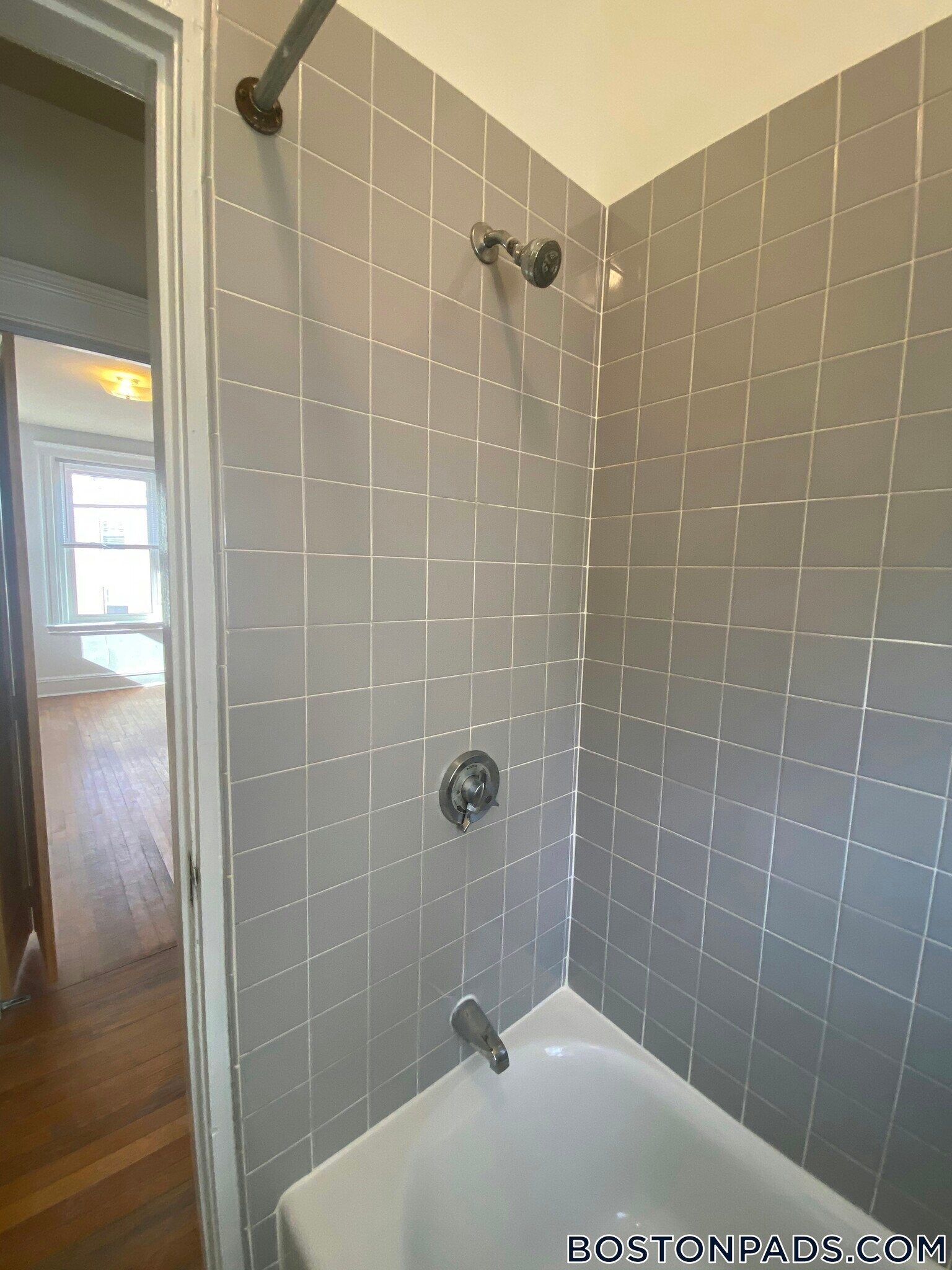 Building Photo - 143 Park Dr