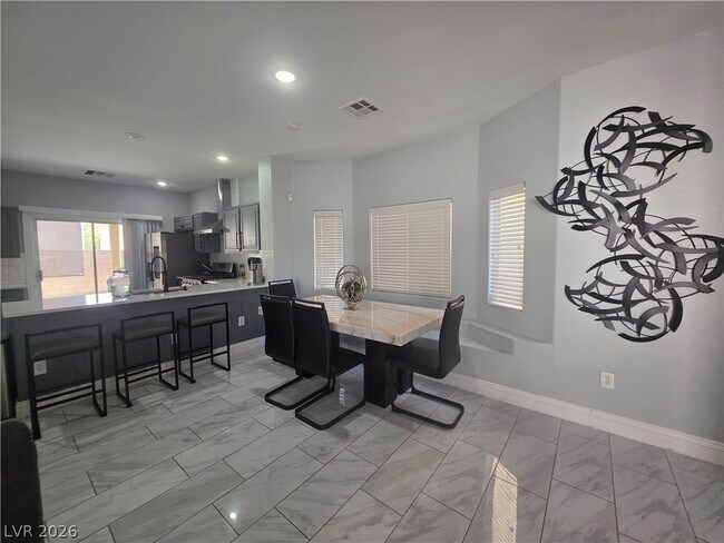 Building Photo - 7180 N Campbell Rd