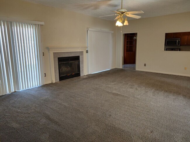 Building Photo - Spacious Home Conveniently Located in a Quiet Neighborhood!