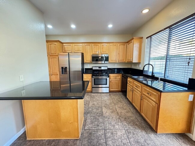 Building Photo - Immaculate 4Bd/2.5Ba Home with New Fridge, AC, Fenced Back Patio in Aliso Viejo!