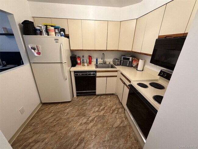 Building Photo - 360 Shore Rd