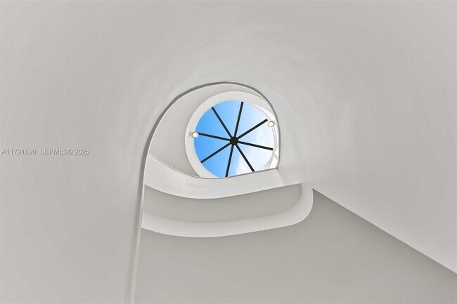 Building Photo - 2000 Island Blvd