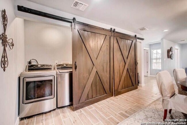 Building Photo - Adorable 3 bedroom 2 bath Minutes from N S...