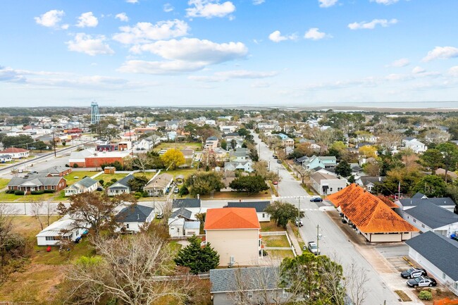 Building Photo - Newly Renovated Townhome