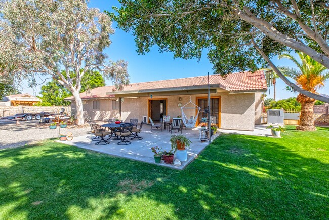 Building Photo - Spacious 2-Bedroom Home with Room to Roam ...