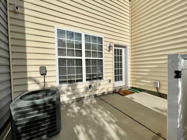 Building Photo - Fabulous Townhome In Lexington! Attached G...