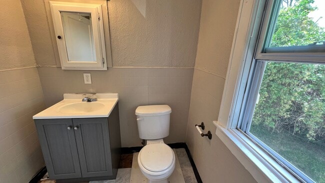 Building Photo - 357 Fox St SW