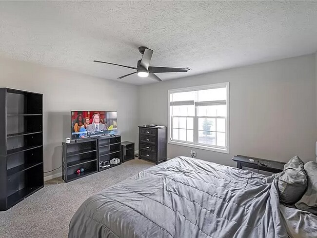 Building Photo - 1732 N Oak Dr