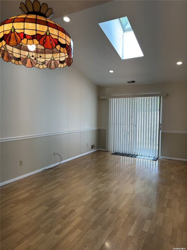 Building Photo - 12 Sandy Hill Rd