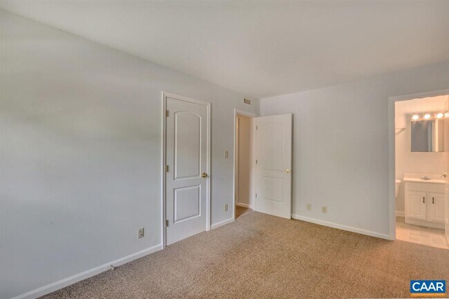 Building Photo - 1221 Villa Ln