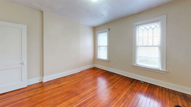 Building Photo - 1482 Summit St