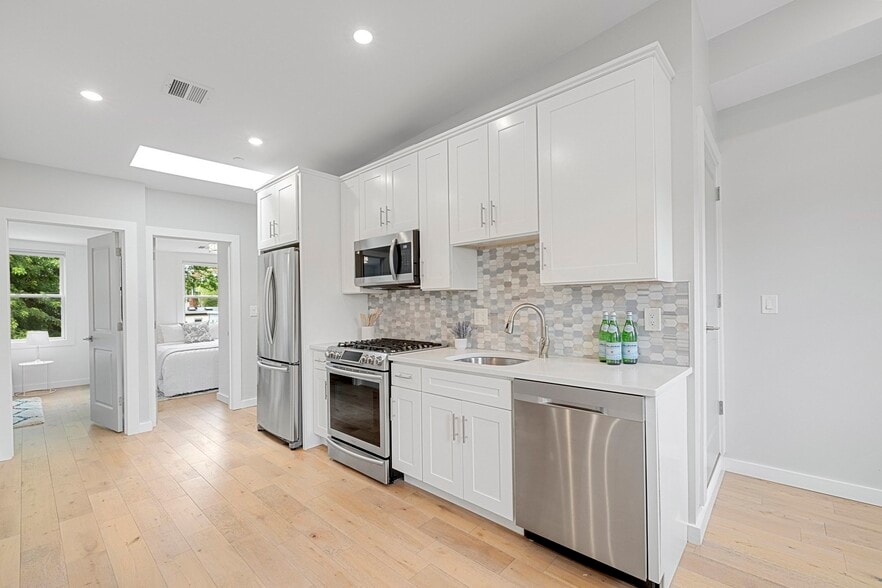 Building Photo - 338 Hurley St