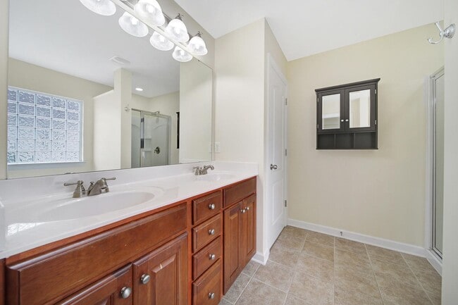Building Photo - Lovely 3 Bed 2.5 Bath Townhome in Blakeny