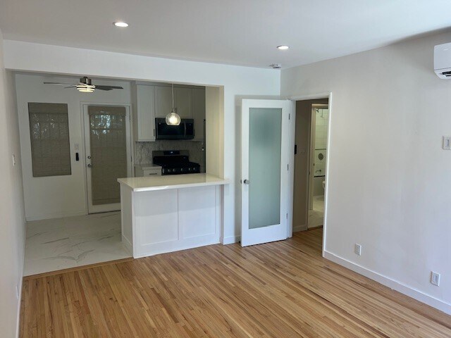 Building Photo - 1014 1/2 Hyperion Ave