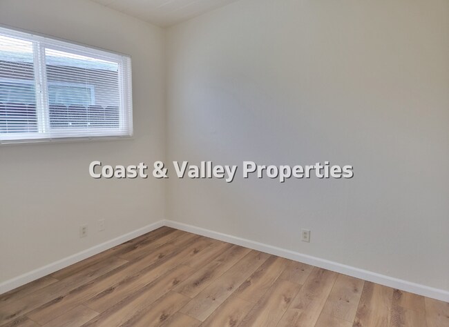 Building Photo - 1085 Sharon Dr